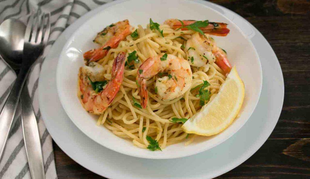 Gli Spaghetti Limone E Gamberi Sono Un Primo Freschissimo E Originale ...