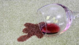 trucchi per togliere le macchie di vino rosso