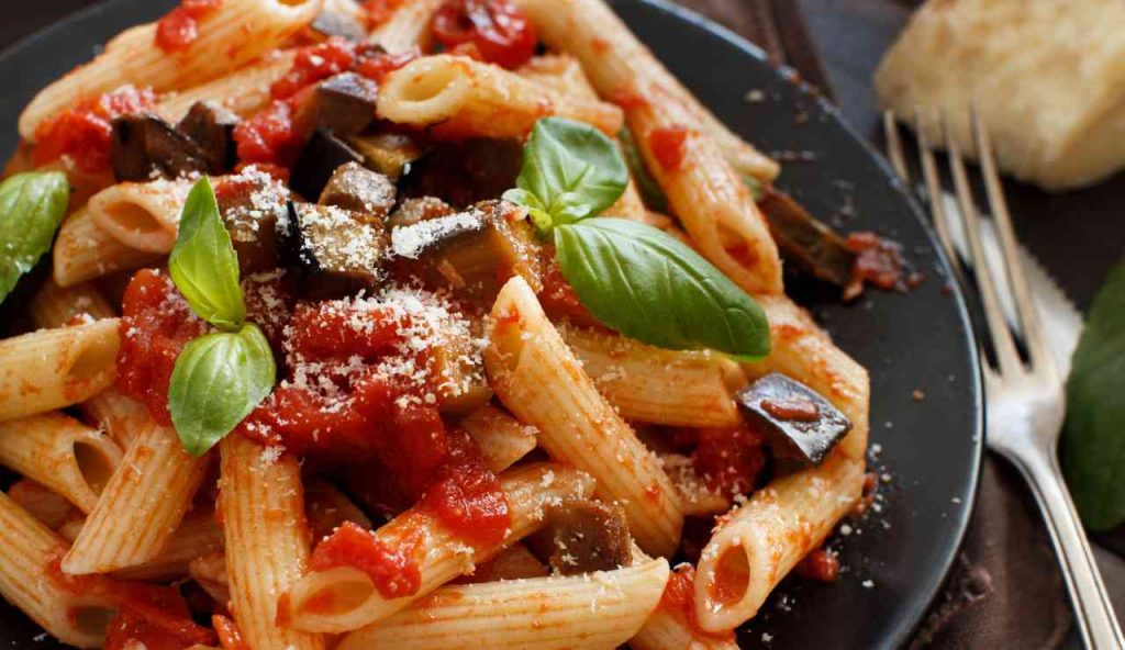 La Pasta Con Melanzane E Olive Il Primo Piatto Che Porta L Estate In Tavola Streetfoodnews It