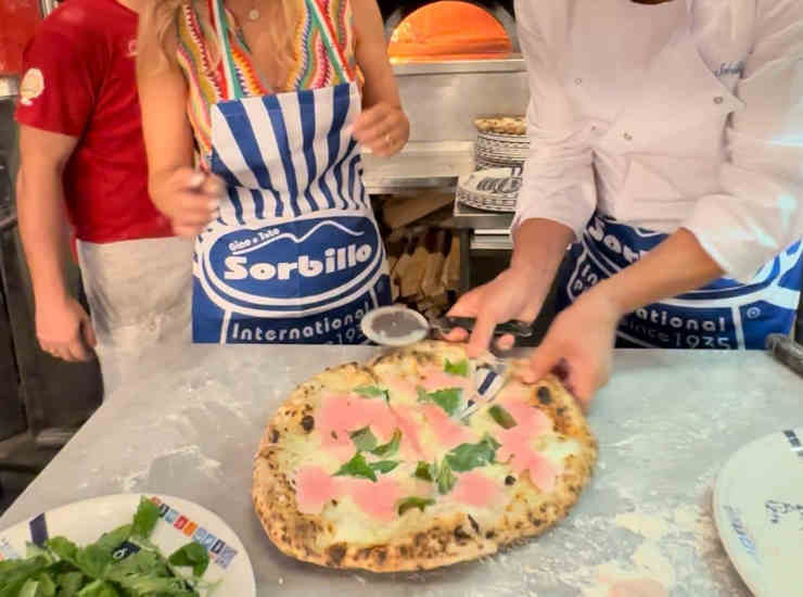 La pizza rosa dedicata a Barbie di Gino Sorbillo. (Foto Gino Sorbillo/Facebook)