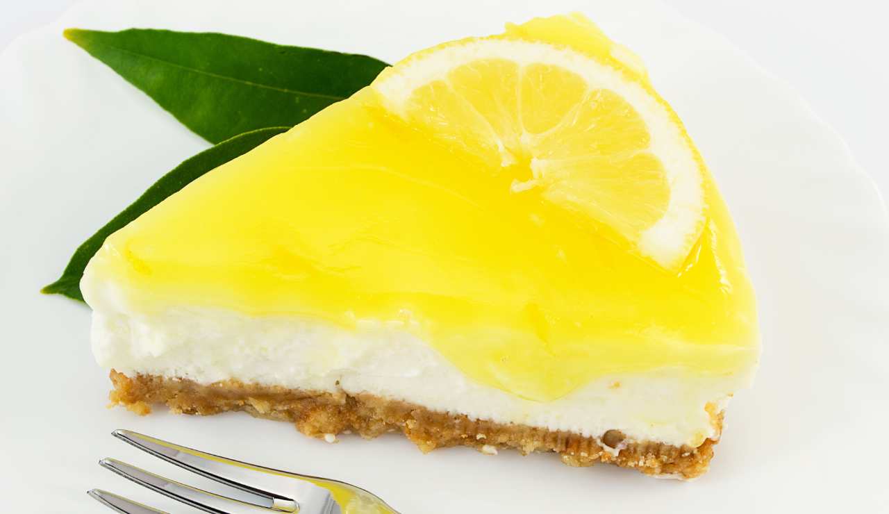 Fetta di una cheesecake al limone