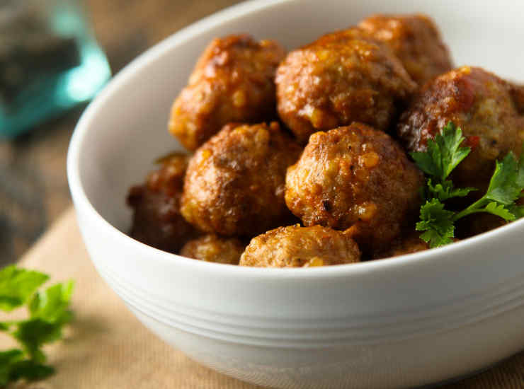 Polpette con alici pane prezzemolo ciotola 