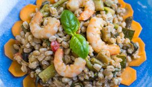 Farro gamberi zucchine insalata carote