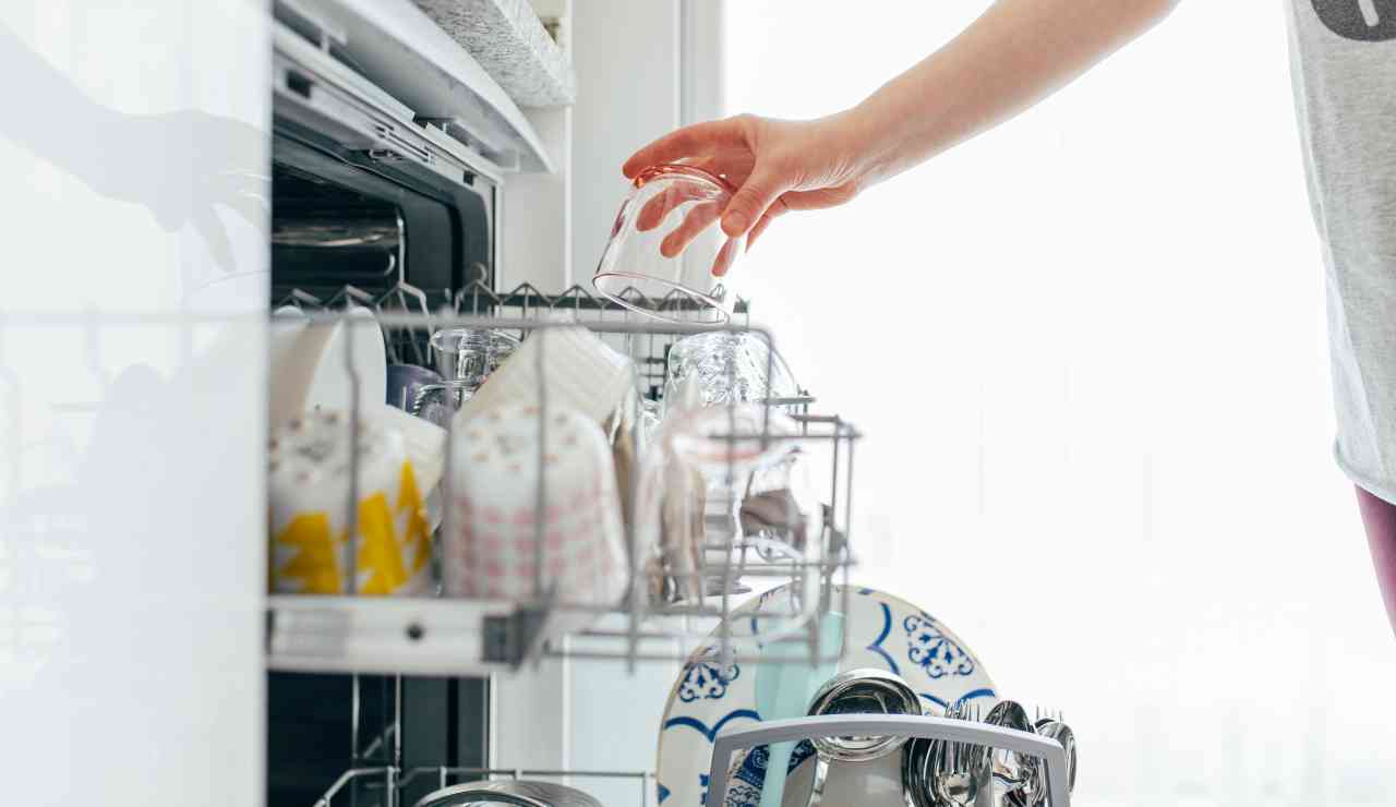 Come pulire la lavastoviglie senza fare danni