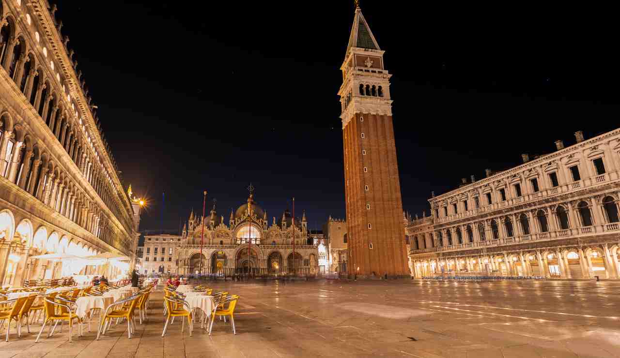 Rissa venezia Piazza San Marco turisti bar