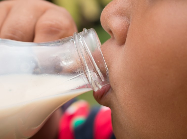 Quanto latte bere al giorno bambino beve