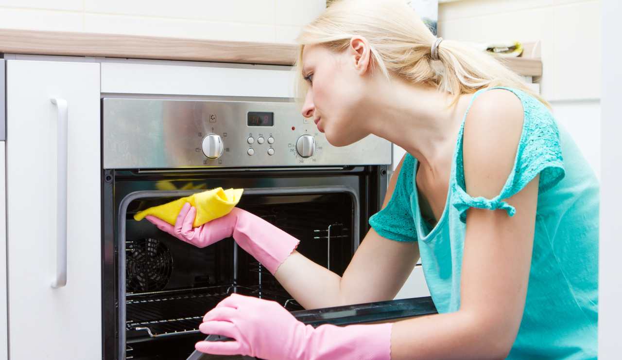 Come pulire il forno con il limone