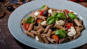 Pasta integrale con pomodori, olive e mozzarelle