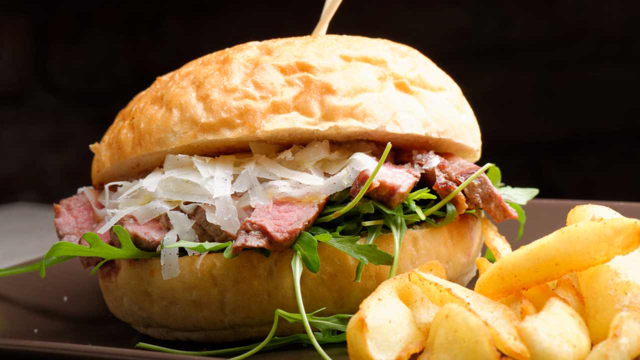 Panino con roastbeef e cipolle caramellate - StreetFoodNews.it