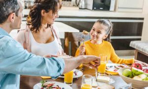 Famiglia a colazione