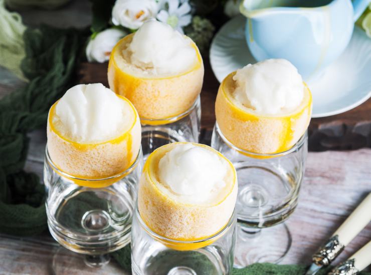 Sorbetto al limone nel frutto