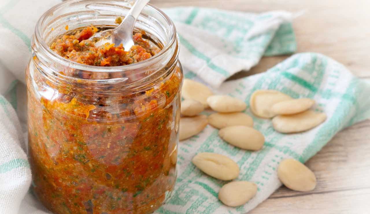 Pesto alle mandorle e olive 