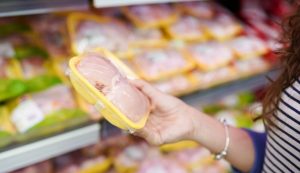 Pollo contaminato da batteri antibiotico resistenti