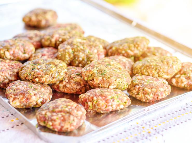 Polpette in preparazione (depositphotos) - streetfoodnews.it