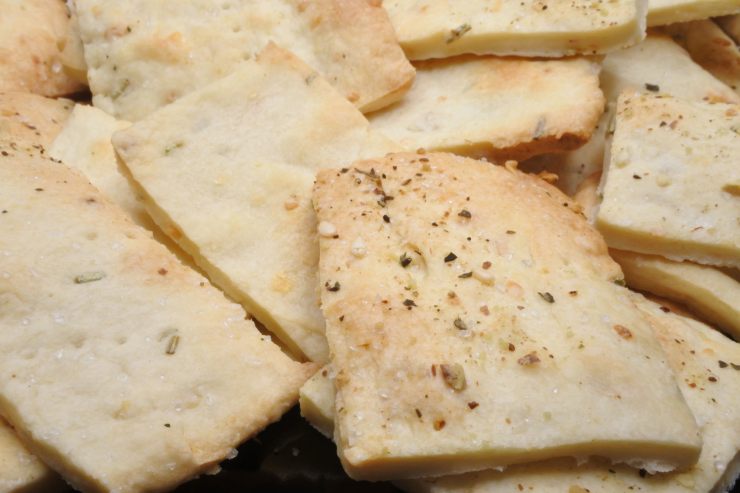 Crackers alla curcuma fatti in casa, la ricetta