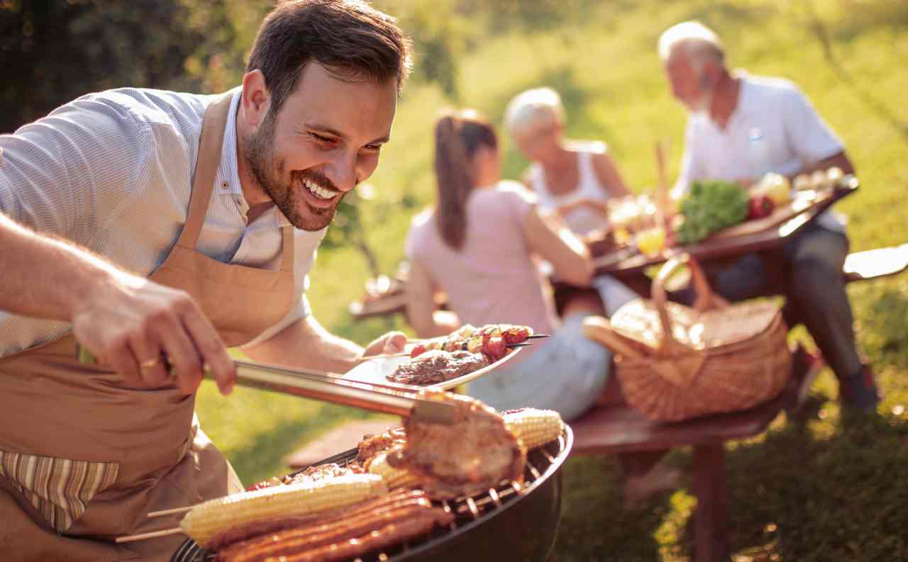 Grigliata all'aperto con la famiglia