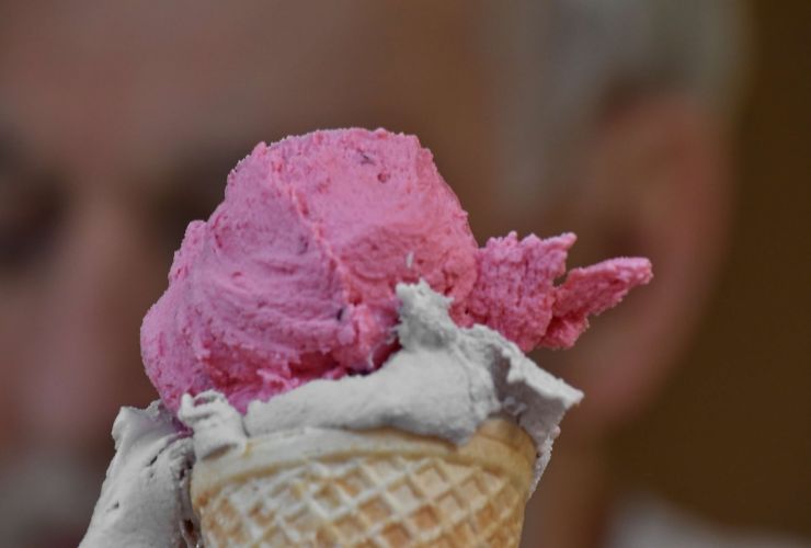 Cono gelato con fragola e vaniglia - foto PIXNIO - StreetFoodNews.it