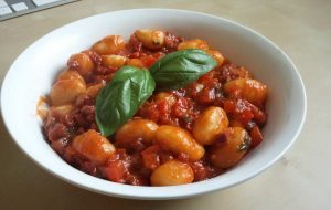 Gnocchi di patate al sugo e foglie di basilico - foto Wikimedia Commons - StreetFoodNews.it