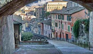 La città di Perugia vista all'antico Acquedotto della Via Appia - fonte Wikimedia Commons - StreetFoodNews.it