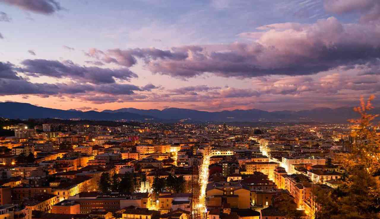 Panorama dall'alto della splendida città di Cosenza vista di sera - foto Wikimedia Commons - StreetFoodNews.it