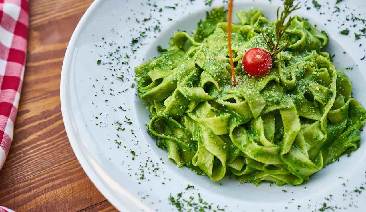 Pasta con crema di basilico e spinacino 