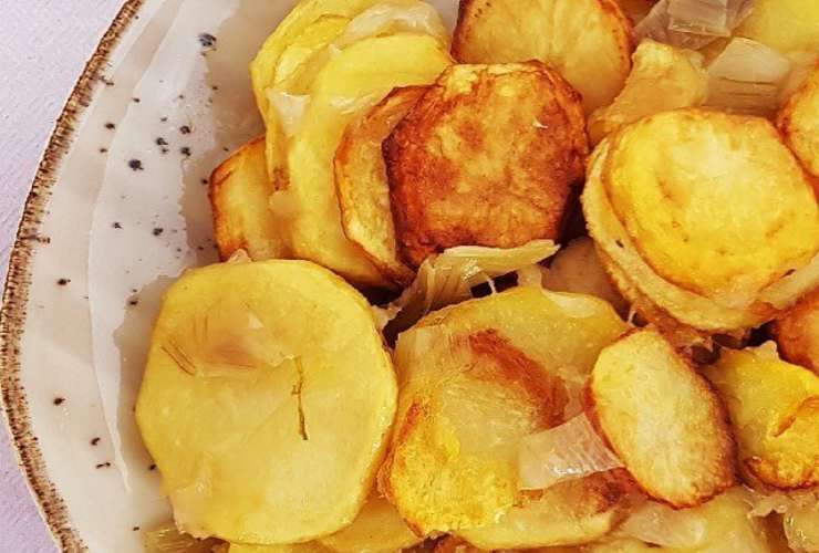 Patate 'mpacchiuse pronte da essere servite in tavola agli ospiti presenti - foto Wikimedia Commons - StreetFoodNews.it