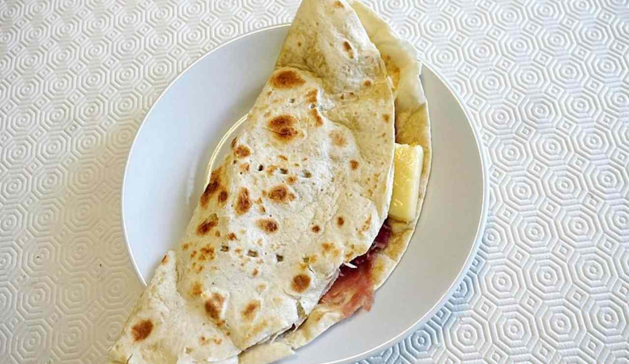 Piadina con prosciutto crudo ed asiago pronta da servire in tavola - fonte Wikimedia Commons - StreetFoodNews.it