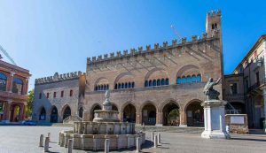 Rimini Piazza Cavour Fontana della Pigna - foto Wikimedia Commons - StreetFoodNews.it