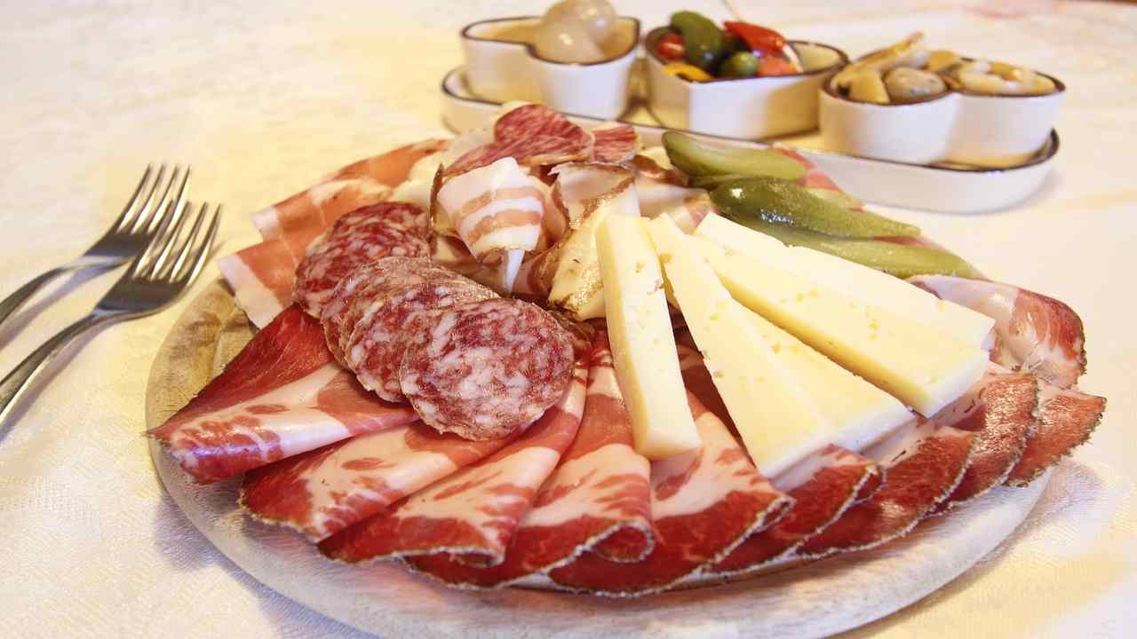 Il rischio del consumo di salumi e formaggi