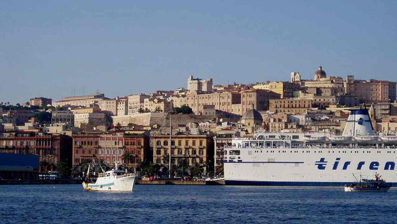 Una splendida vista della città di Cagliari con il mare da sfondo eccezionale - foto Wikimedia Commons - StreetFoodNews.it