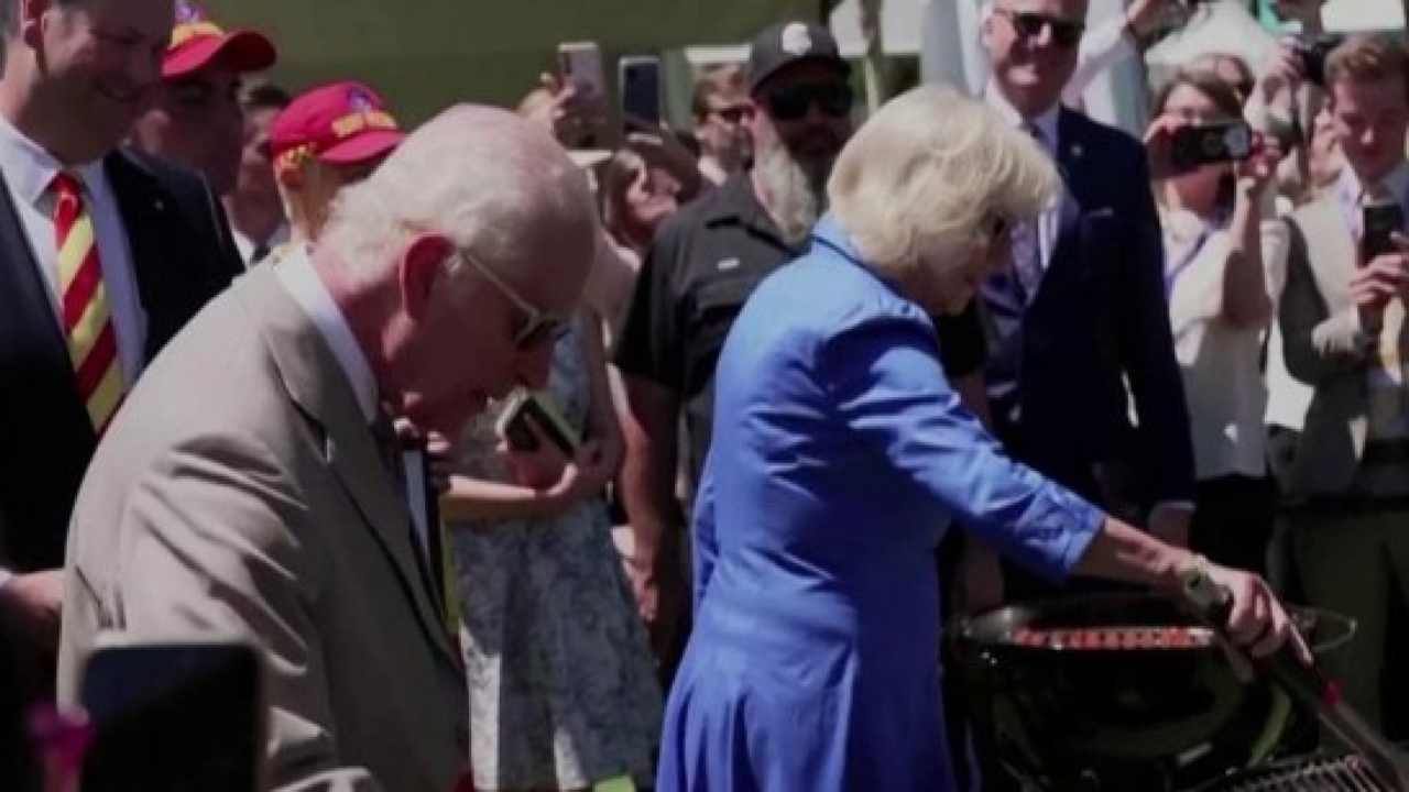 Carlo e Camilla alle prese con le salsicce