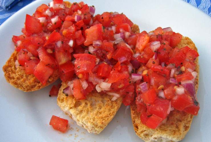 Bruschette al pomodoro - foto wikimedia commons - streetfoodnews.it