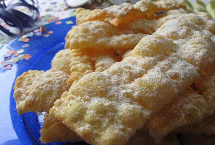 Bugie di Carnevale pronte da mangiare - foto wikimedia commons - streetfoodnews.it