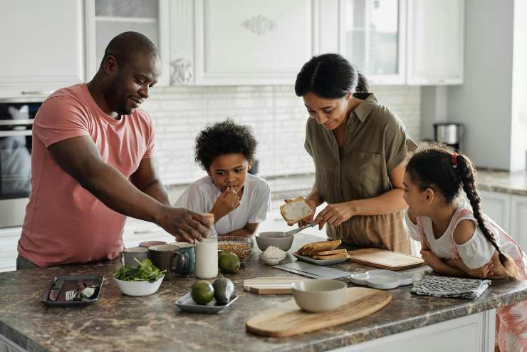 Famiglia cucina insieme un buon piatto - foto pexels - streetfoodnews.it