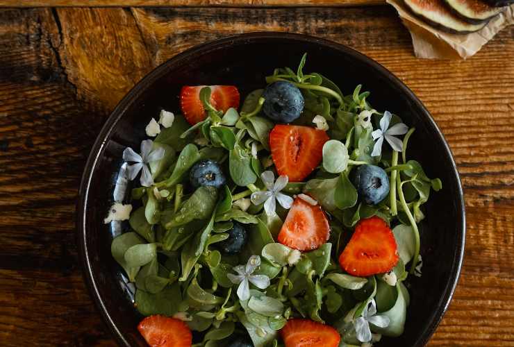 Insalata con le fragole - foto pexels - streetfoodnews.it