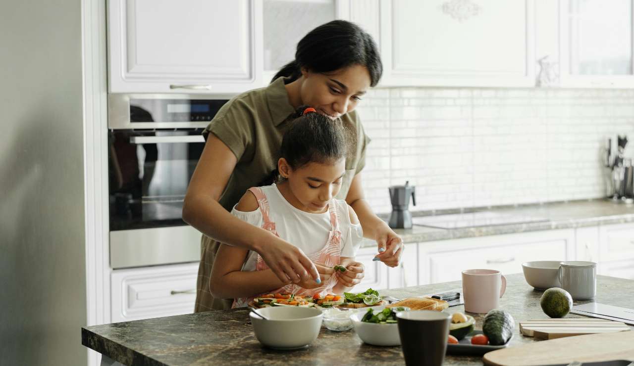 Mamma e figlia cucinano - foto pexels - streetfoodnews.it