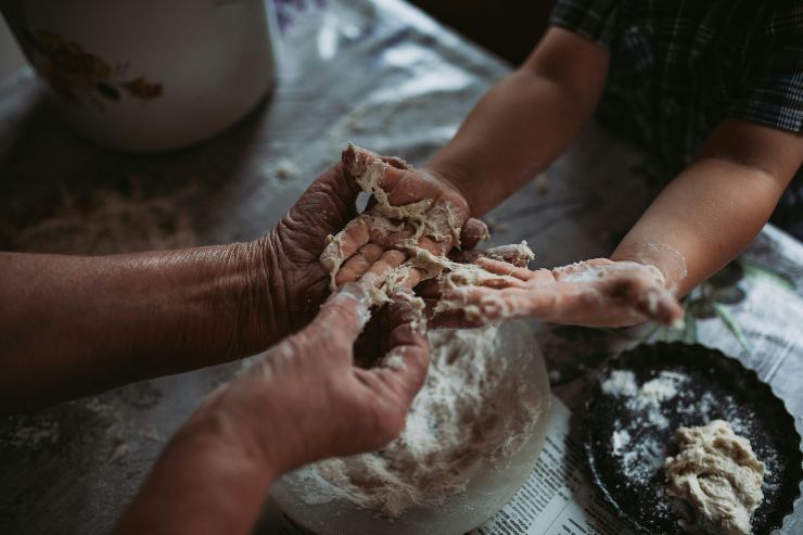 Mamma e figlio impastano - foto pexels - streetfoodnews.it