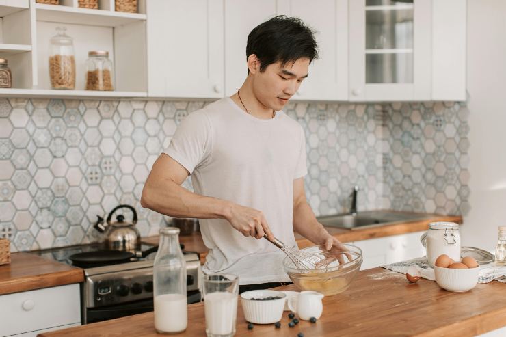 Ragazzo prepara una torta - foto pexels - streetfoodnews.it