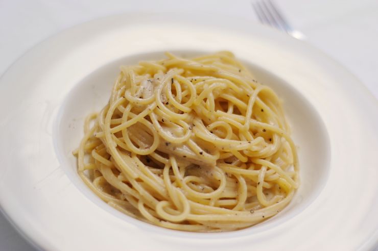 Spaghetti cacio e pepe - foto wikimedia commons - streetfoodnews.it