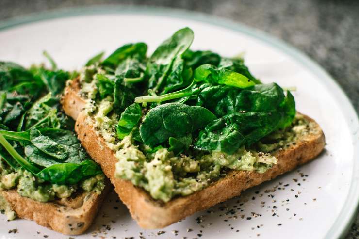 Toast con verdure e avocado - foto pexels - streetfoodnews.it